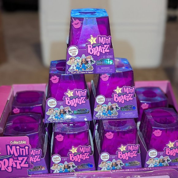 New! Lot of 11 MGA Mini Bratz Limited Edition Flashback Series 1 w/Display Box - Picture 5 of 6